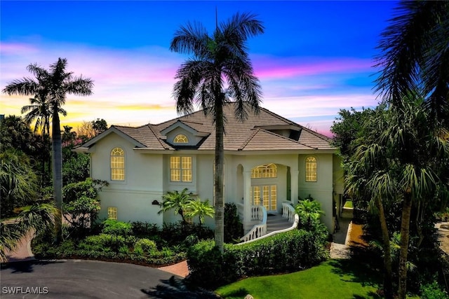 view of front of property featuring a yard