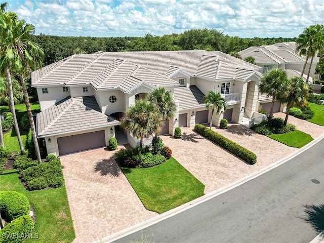 view of front of home featuring a front lawn