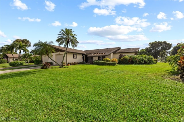 ranch-style home featuring a front lawn