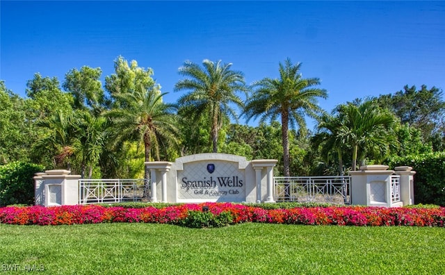 community / neighborhood sign featuring a lawn