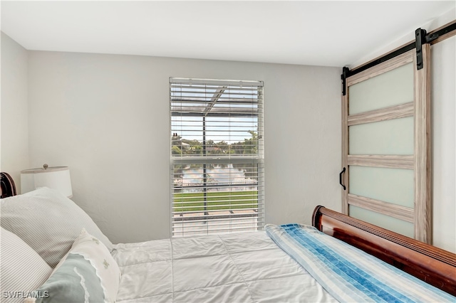 bedroom featuring a barn door