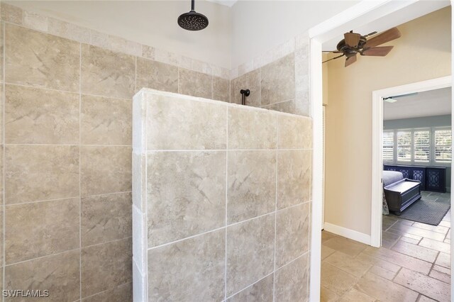 bathroom featuring a tile shower and ceiling fan