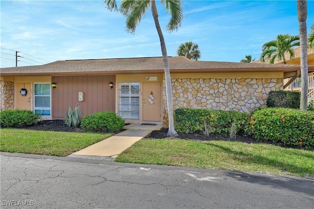 single story home featuring a front yard