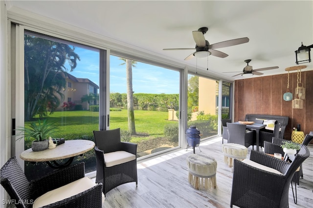 sunroom with ceiling fan