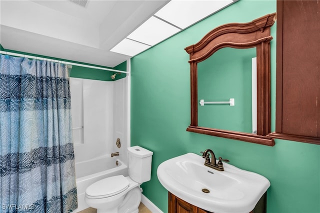 full bathroom featuring toilet, sink, and shower / tub combo