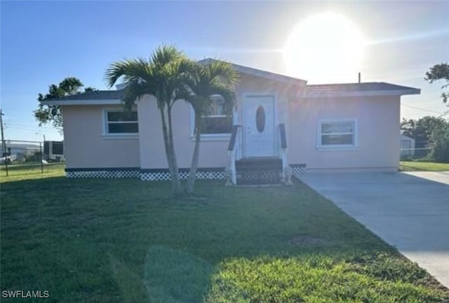 view of front of house featuring a front lawn