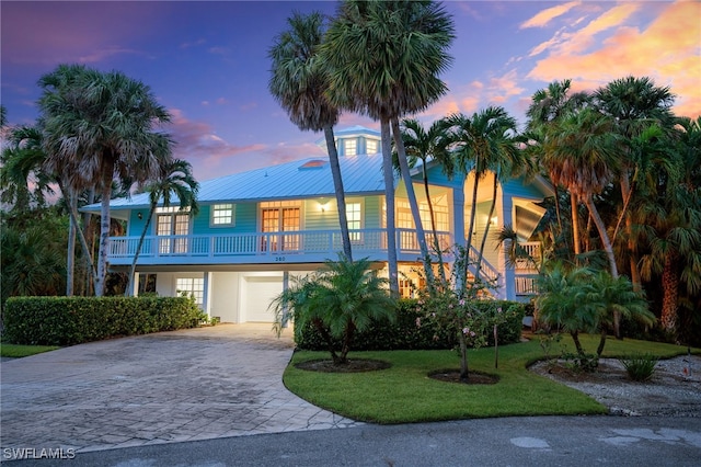 view of front of house featuring a lawn and a garage