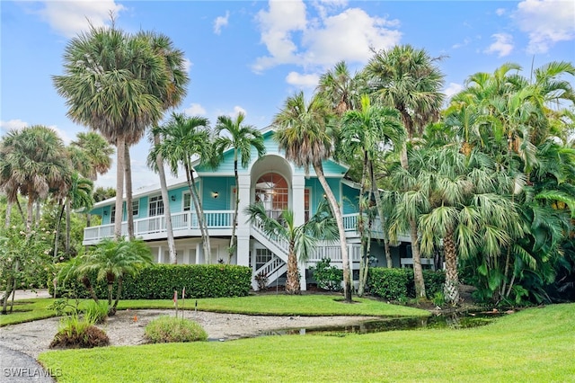 view of front of property featuring a front yard