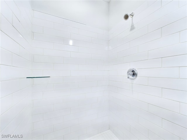 bathroom featuring a tile shower