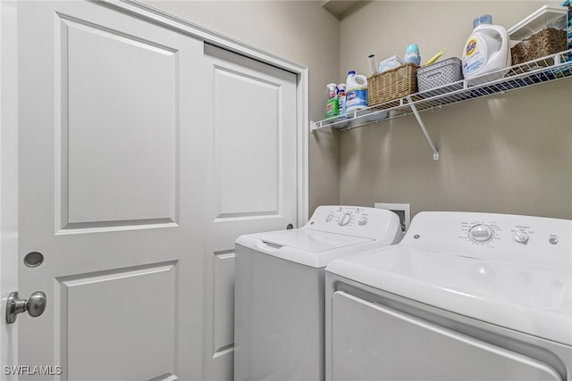 washroom featuring washing machine and clothes dryer