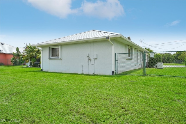 view of side of property featuring a yard