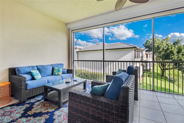 sunroom with ceiling fan