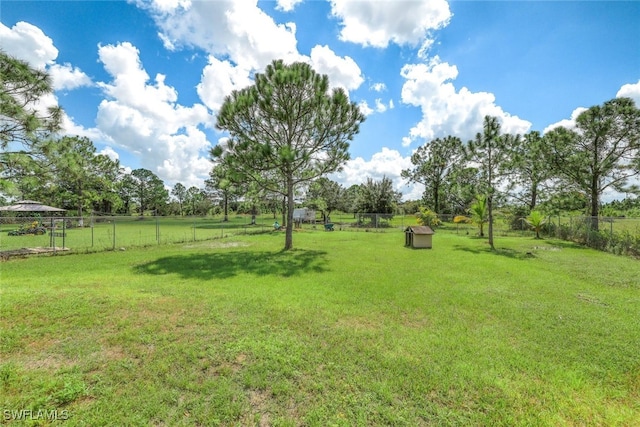 view of yard featuring a rural view