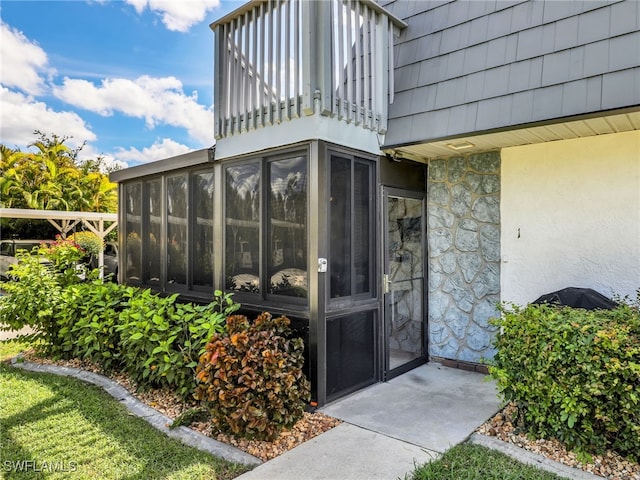 entrance to property featuring a balcony