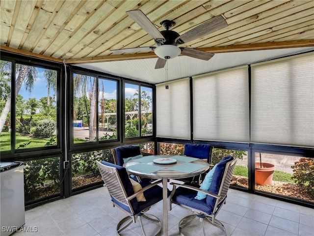 sunroom / solarium with ceiling fan