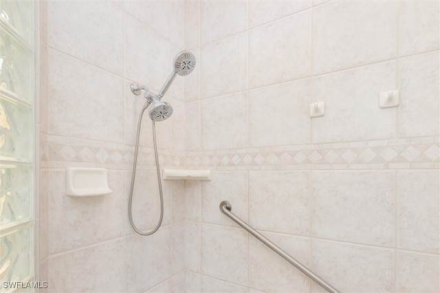 bathroom featuring tiled shower