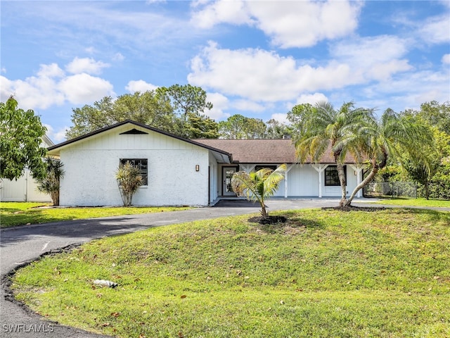 ranch-style home with a front yard