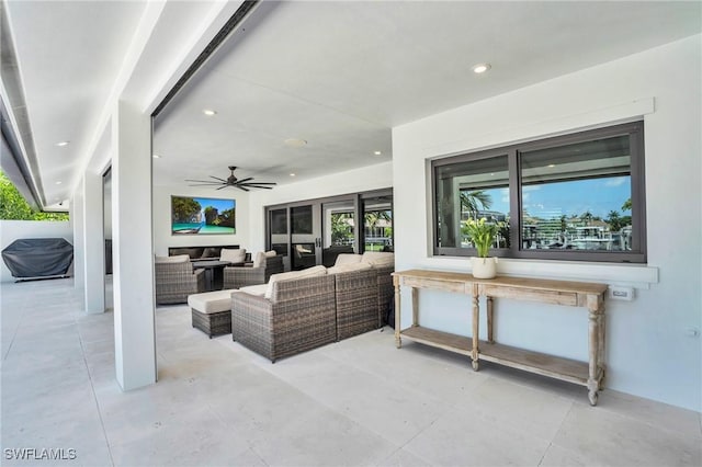 living area with ceiling fan and recessed lighting