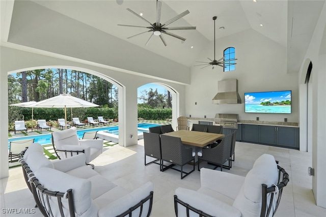 view of patio featuring ceiling fan, an outdoor kitchen, and area for grilling