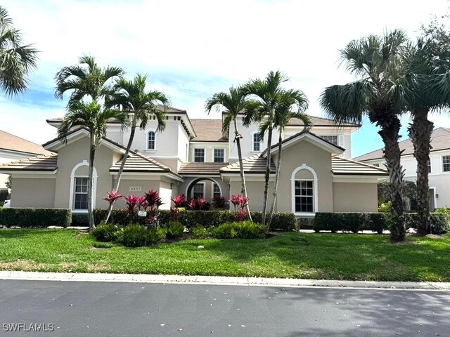 view of front of house featuring a front lawn