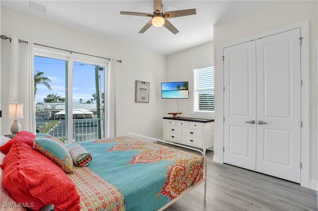 bedroom featuring light wood finished floors, visible vents, a ceiling fan, access to outside, and a closet