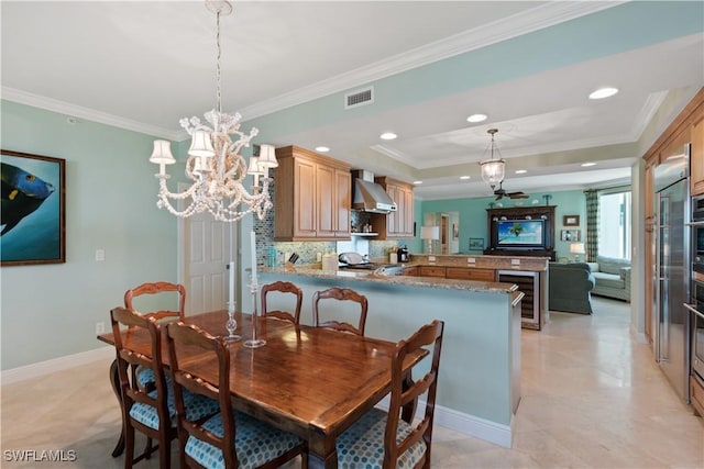 dining room with beverage cooler, baseboards, visible vents, crown molding, and recessed lighting