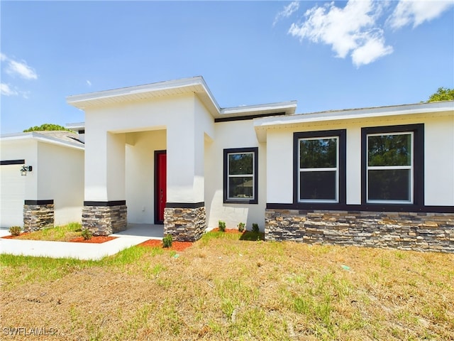 view of front of property with a front lawn