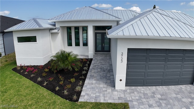 view of front of home featuring a front yard and a garage