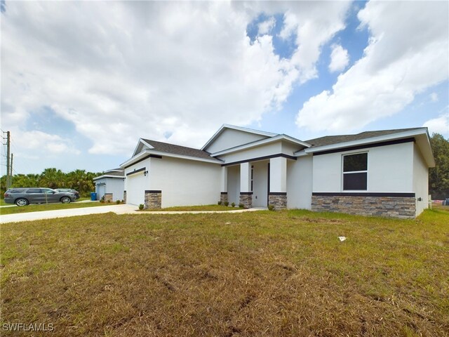 view of front of property featuring a front yard and a garage