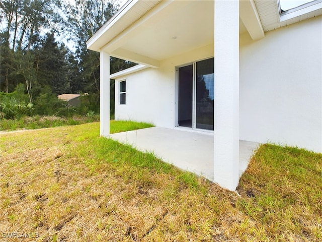 view of yard featuring a patio