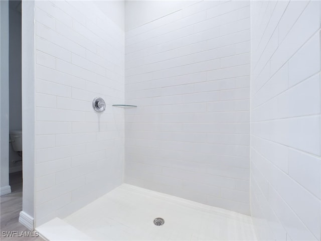 bathroom featuring tiled shower