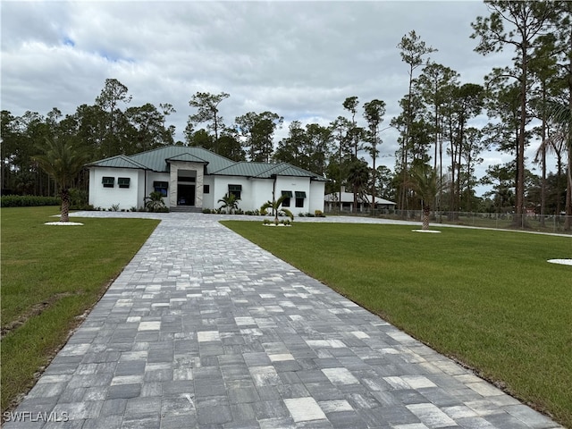 view of front of property featuring a front yard