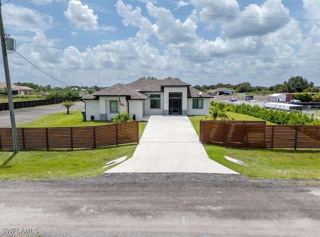 view of front of home featuring a front lawn