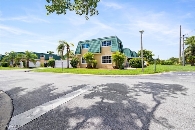 view of front of property with a front yard