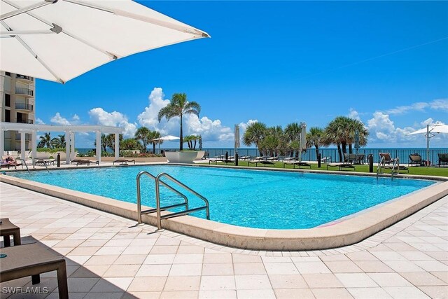 view of swimming pool featuring a water view