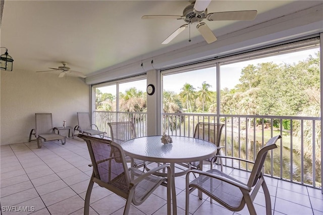 sunroom featuring a ceiling fan