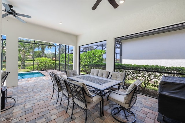 sunroom with ceiling fan