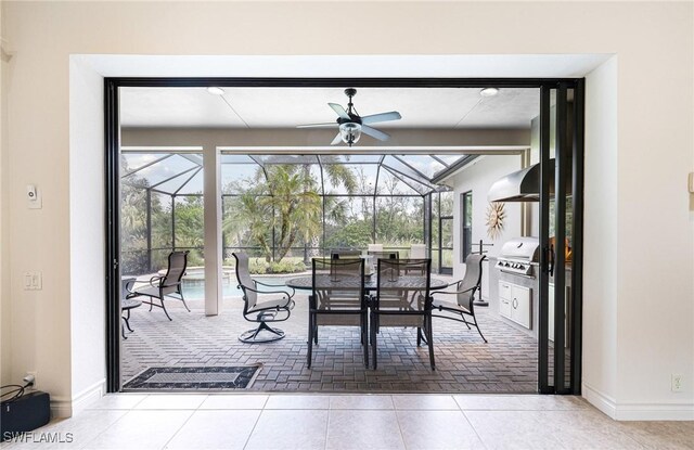 sunroom with ceiling fan