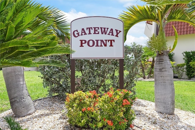 community sign with a lawn