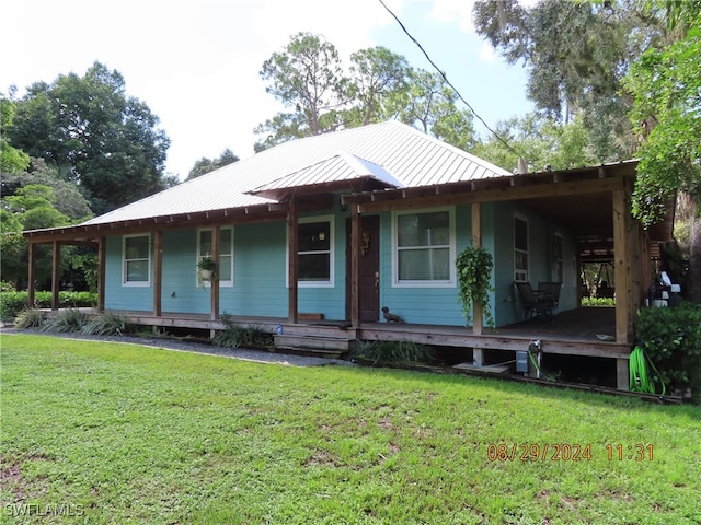 farmhouse inspired home featuring covered porch and a front lawn