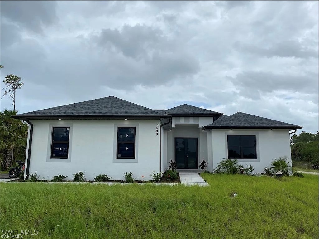 view of front facade with a front yard