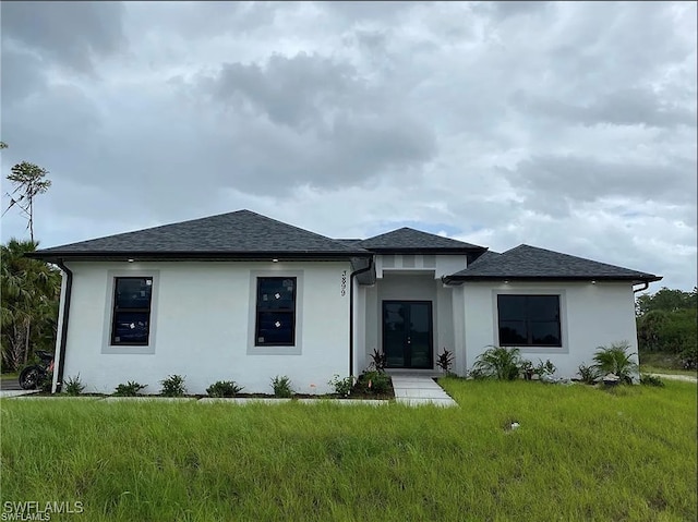 view of front facade with a front yard