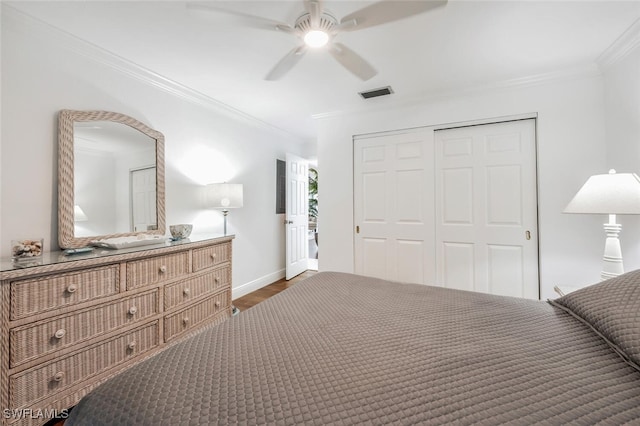 bedroom with a ceiling fan, baseboards, visible vents, a closet, and crown molding