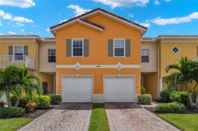 view of front facade featuring a garage