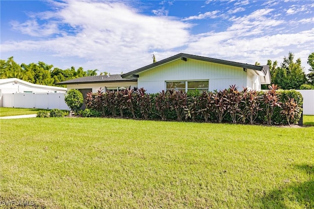 view of front of house featuring a front yard and fence