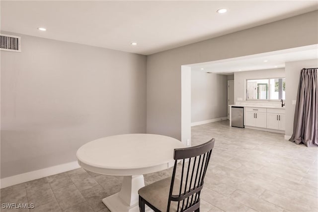 dining area with baseboards, visible vents, and recessed lighting