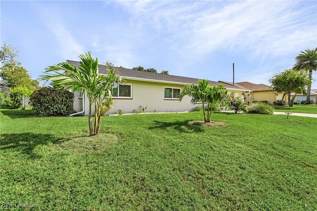 view of front facade featuring a front lawn