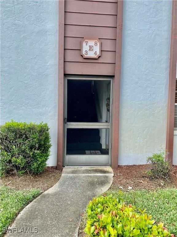 view of exterior entry with stucco siding