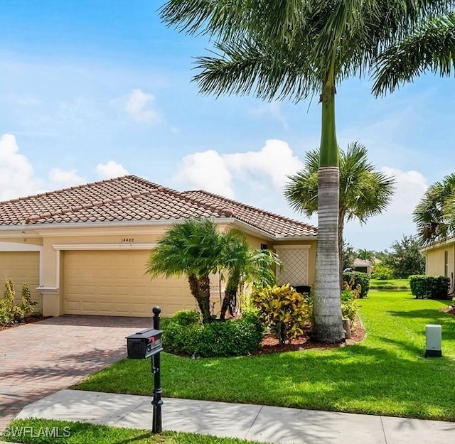 view of front of house featuring a garage and a front yard