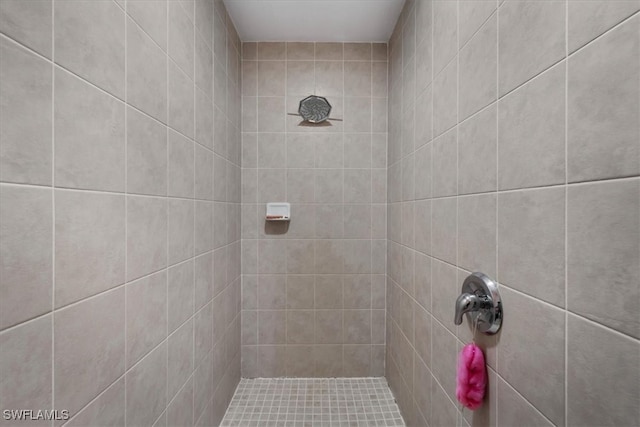 bathroom featuring a tile shower